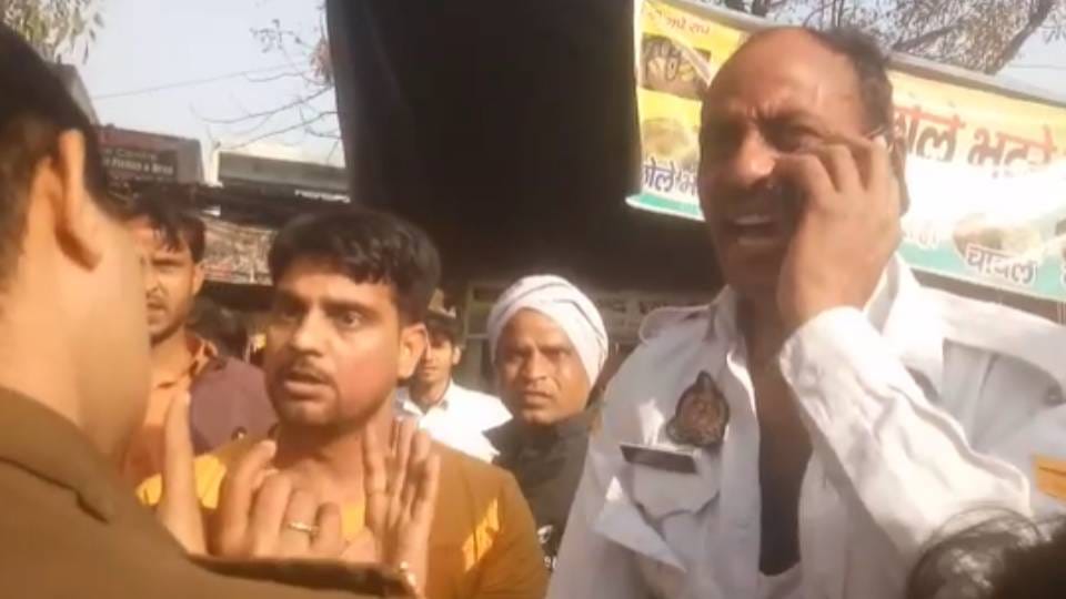 there was fight between traffic policeman and devotees for challaning vehicle In Mathura