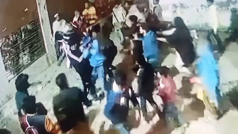 Roorkee: Fight between Two Brothers and Their Family many injured video viral