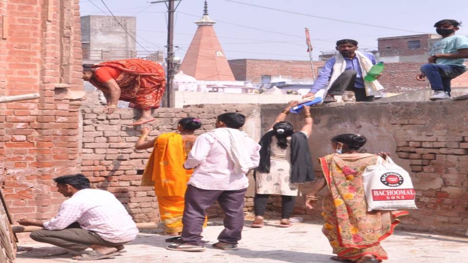 Doctors and patients climb over wall to reach hospital at TB department of SN Medical College in Agra