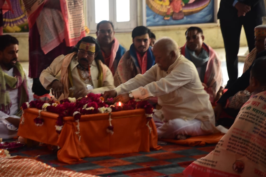 Mohan Bhagwat Hanuman Sadhana at Devraha Ashram mirzapur offered 51 man laddus