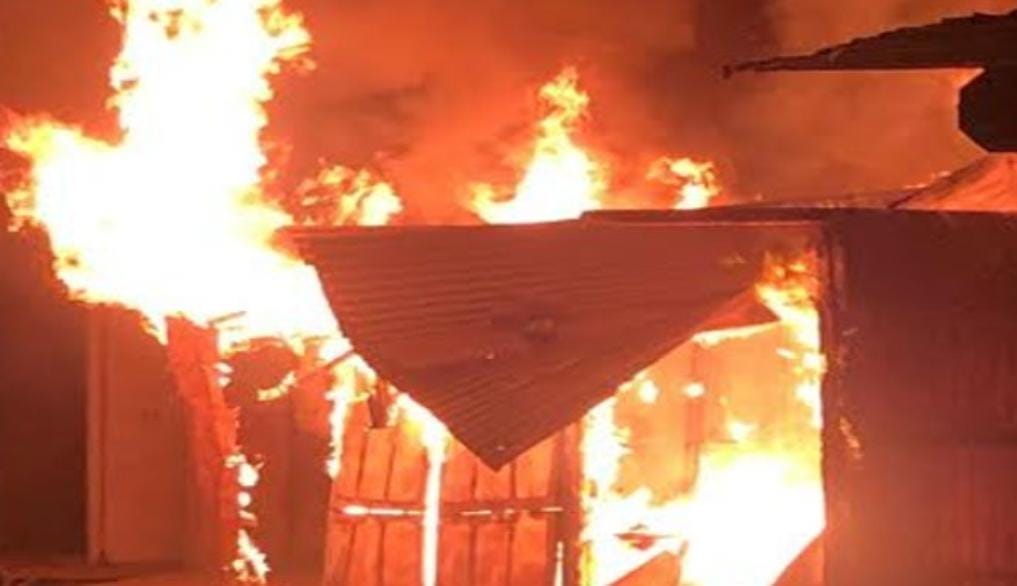Husband got angry for not making vegetable of his choice, first beat wife and then set the house on fire