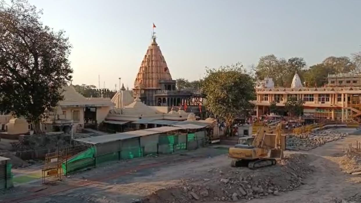 The laborers burnt the dead dog in the Mahakal temple premises itself