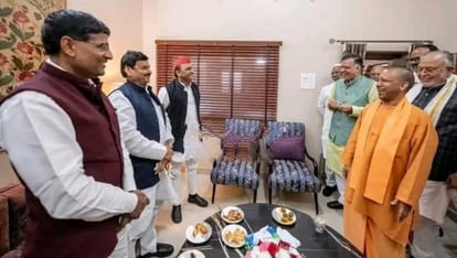 photo war on twitter on bjp in samjwadi party and up congress