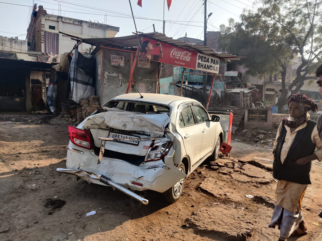 Heavy collision between tourist bus and car on NH in bhadohi