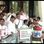 महाराष्ट्र विधानसभा के बाहर प्रदर्शन करते विपक्ष के विधायक।