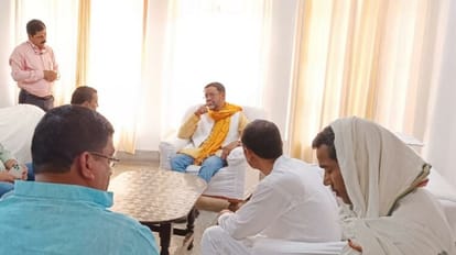 Azamgarh: बस चंद दिनों का इंतजार, मंदुरी एयरपोर्ट से भरिए सीधी उड़ान, सांसद निरहुआ ने किया दावा आजमगढ़ सर्किट हाउस में लोगों से मिलते सांसद निरहुआ
