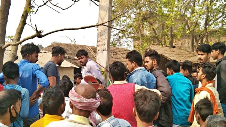 Bihar:युवक ने अपनी प्रेमिका समझकर अधेड़ शिक्षिका से किया दुष्कर्म का प्रयास,  लोगों ने खंभे से बांधकर पीटा - Bihar Crime Attempt To Rape A 50-year-old  Teacher In Bettiah ...