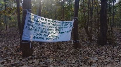 नक्सली बोले- हमने मारा जवान को: सड़क किनारे बैनर बांधकर ली जिम्मेदारी, कांकेर में बीच बाजार मार दी थी गोली नक्सलियों ने बैनर बांधकर जवान की हत्या की जिम्मेदारी ली।