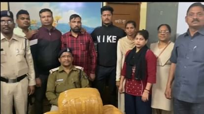 Durg News: 60 किलो गांजे को सूटकेस में ला रहे थे शातिर, जीआरपी ने महिला समेत तीन को प्लेटफार्म से पकड़ा जीआरपी ने महिला समेत तीन गांजा तस्कर को दुर्ग रेलवे स्टेशन से पकड़ा।