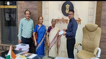 Jagdalpur: बस्तर को टीबी मुक्त बनाने को दिया 50 हजार का चेक, सेन परिवार के कार्य को कलेक्टर ने सराहा कलेक्टर को 50 हजार का चेक सौंपता परिवार।