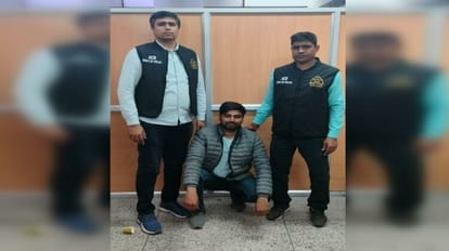 Delhi: एमसीडी में तैनात कर्मचारी दस हजार की रिश्वत लेते गिरफ्तार, मांगे थे एक लाख रुपये गिरफ्त में आरोपी