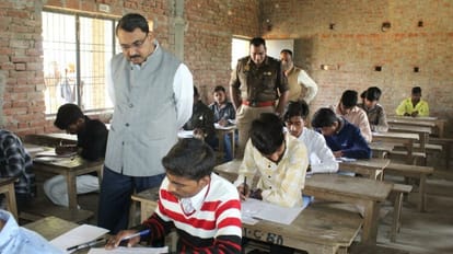 हाईस्कूल में अंग्रेजी के पेपर में पकड़े गए तीन मुन्ना भाई