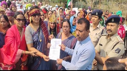 Janjgir Champa: कई मांगों को लेकर आंगनबाड़ी कार्यकर्ताओं और सहायिकाओं ने निकाली रैली, सौंपा ज्ञापन कई मांगों को लेकर आंगनबाड़ी कार्यकर्ताओं और सहायिकाओं ने निकाली रैली