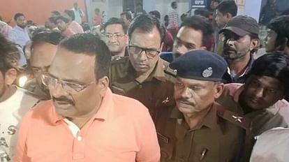 Siwan Crime: जमीन कारोबारी को दिनदहाड़े बदमाशों ने मारी गोली, घायल अवस्था में सदर अस्पताल में कराया गया भर्ती जमीन कारोबारी पर गोलीबारी की जानकारी देते अधिकारी