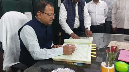 Ballia new DM: जिलाधिकारी सौम्या अग्रवाल का ट्रांसफर, रविंद्र कुमार बने नए डीएम रविंद्र कुमार बने नए डीएम