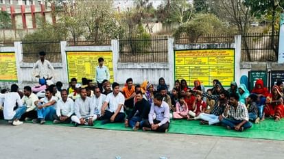 Sehore: जमुनिया के आदिवासी धरने पर बैठे, कहा- विकास यात्रा छलावा मात्र, कई लोग मूलभूत सुविधाओं के लिए परेशान प्रदर्शन करते ग्राम पंचायत जमुनिया के ग्रामीण