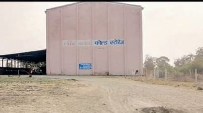 MP News: उज्जैन में कोल्ड स्टोर में जहरीली गैस का रिसाव, दो कर्मचारियों की हालत गंभीर उज्जैन के कोल्ड स्टोर में गैस रिसाव हो गया।