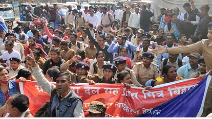 Bihar: Gram Raksha Dal co-police friends came on the road in Patna, demanding permanent job, police stopped ne
