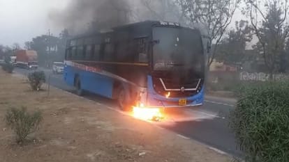 A moving bus caught fire in Hajipur of Vaishali flames kept rising for hours all passengers safe