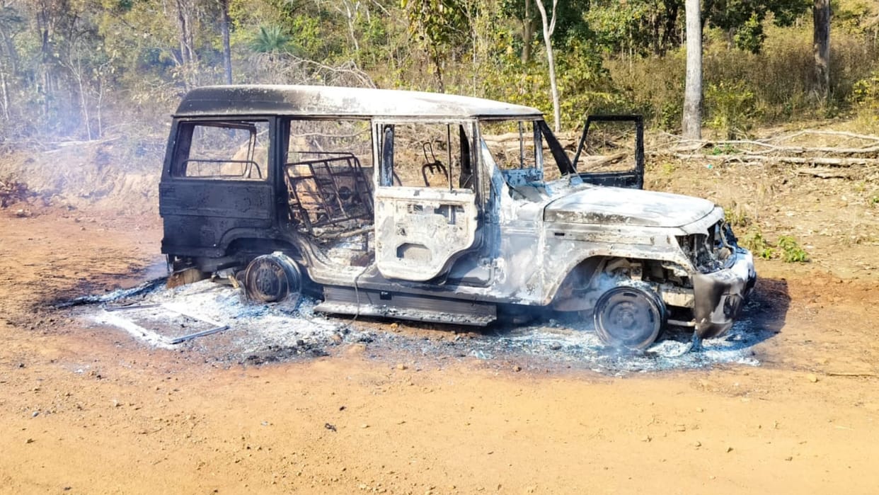 chhattisgarh naxalite thrash bsnl workers in sukma, burn jcb in bijapur