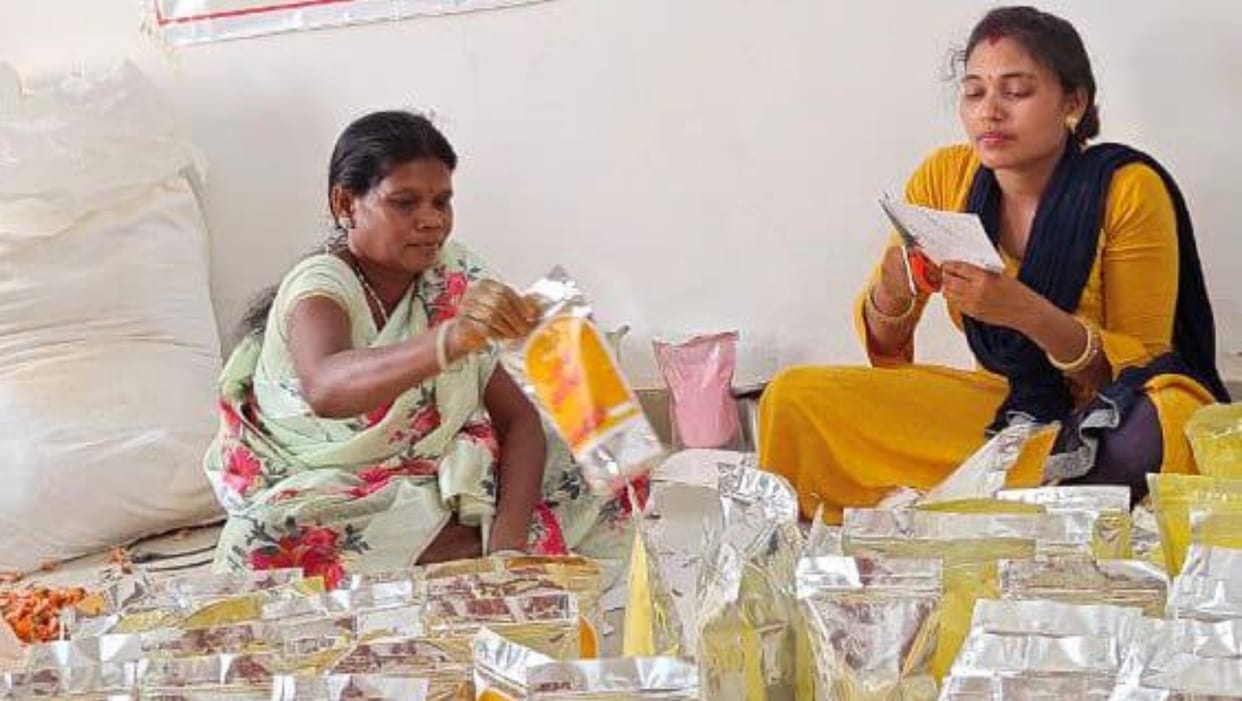 holi in chhattisgarh; women group made herbal gulal from vegetable and flower colors in narayanpur