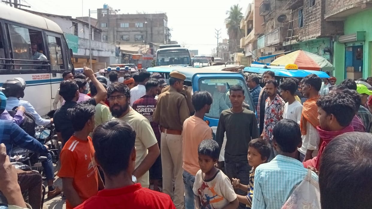 hand broken of E-rickshaw driver by beating policeman in Bhagalpur drivers blocked main road
