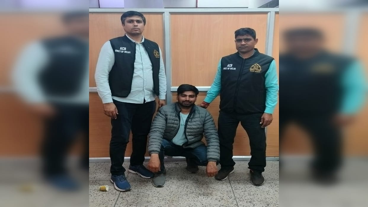 Employees posted in MCD arrested for taking bribe of ten thousand