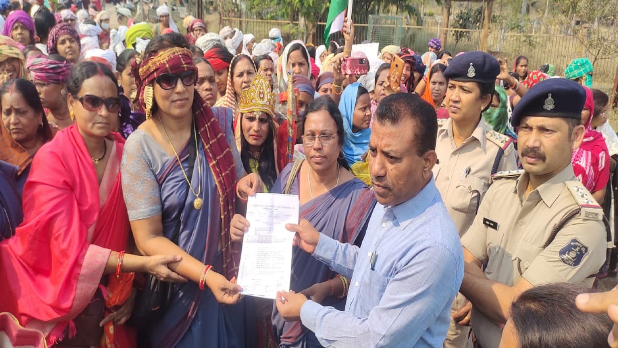 Anganwadi workers and assistants took out a rally regarding several demands in Janjgir Champa