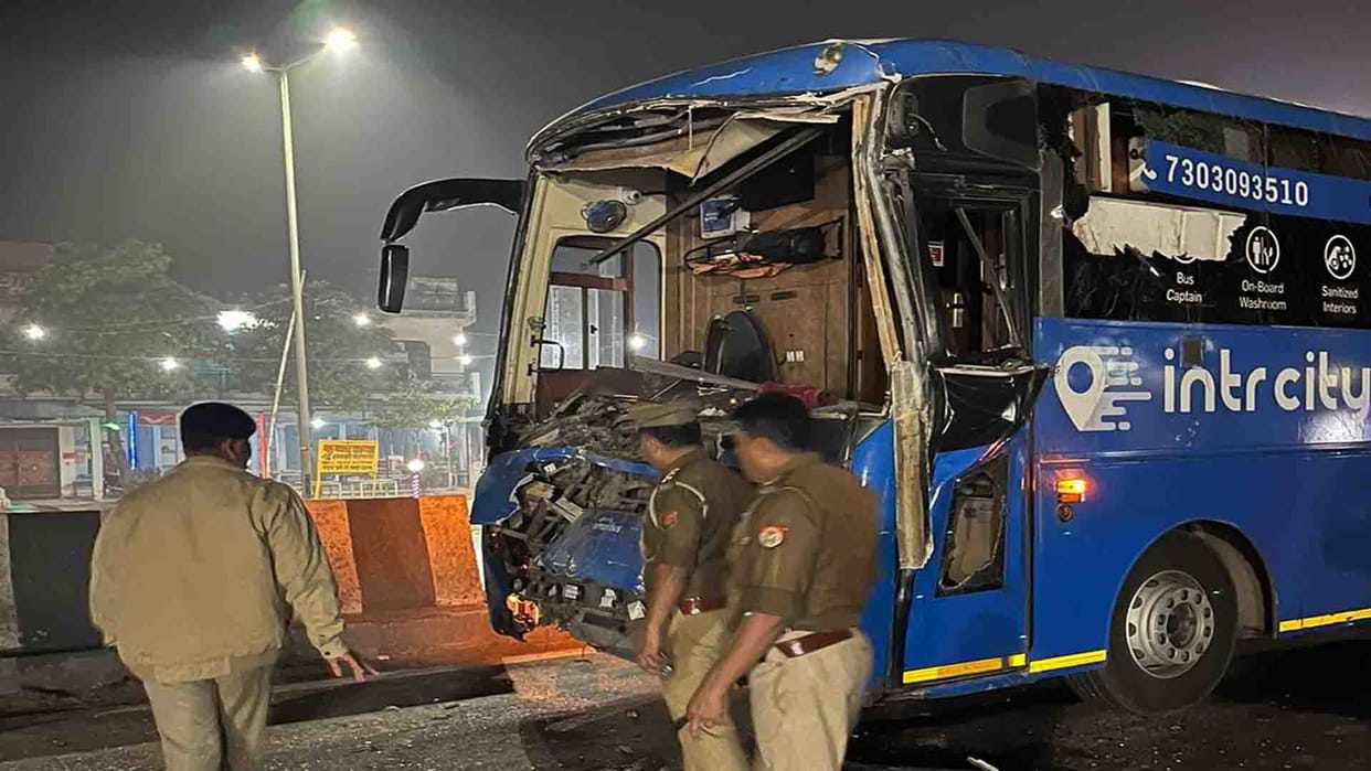 Etawah: Bus collided with dumper, five passengers injured
