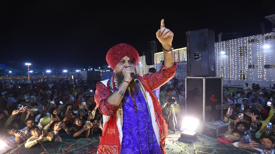 Devotees dance with Shyam Bhajans of Lakhbir Singh Lakkha