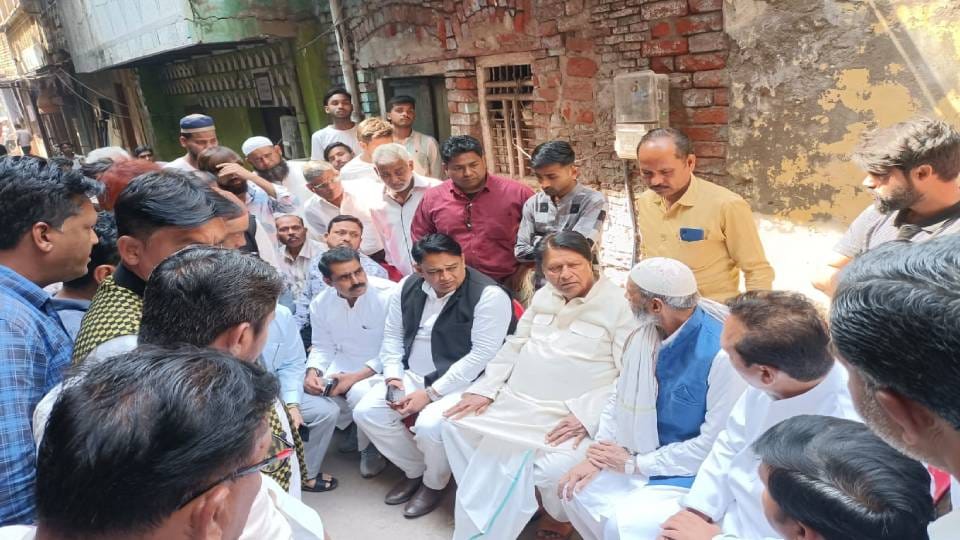 SP delegation reached victim house in murder of  youth in Mantola at Agra