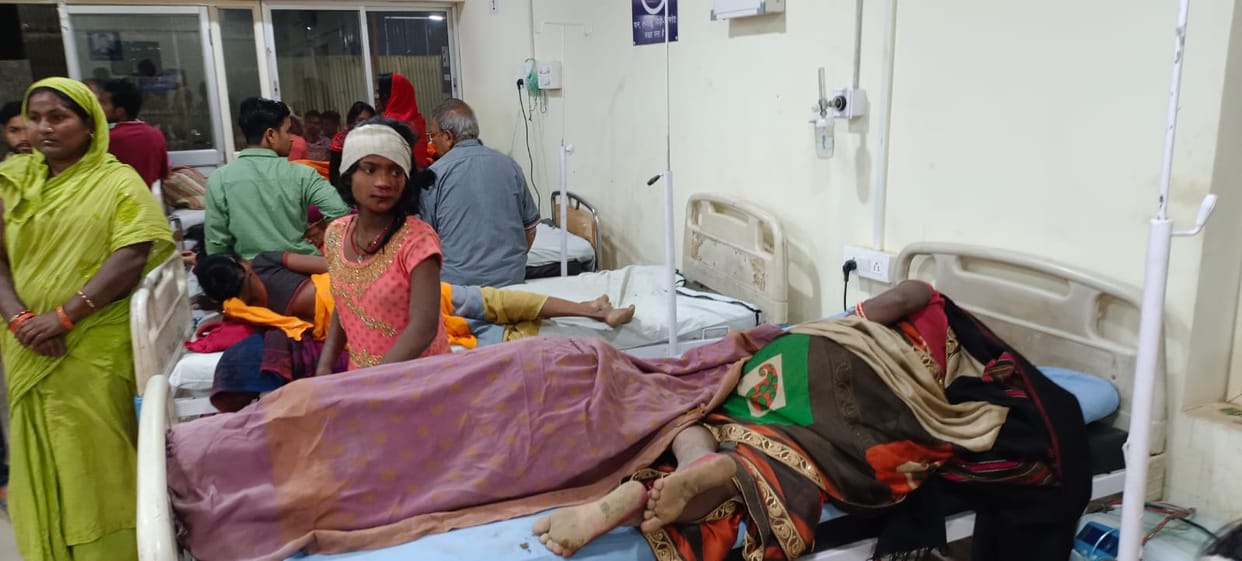 Bihar: Pickup laden with laborers overturned in Munger, more than two dozen injured including female child