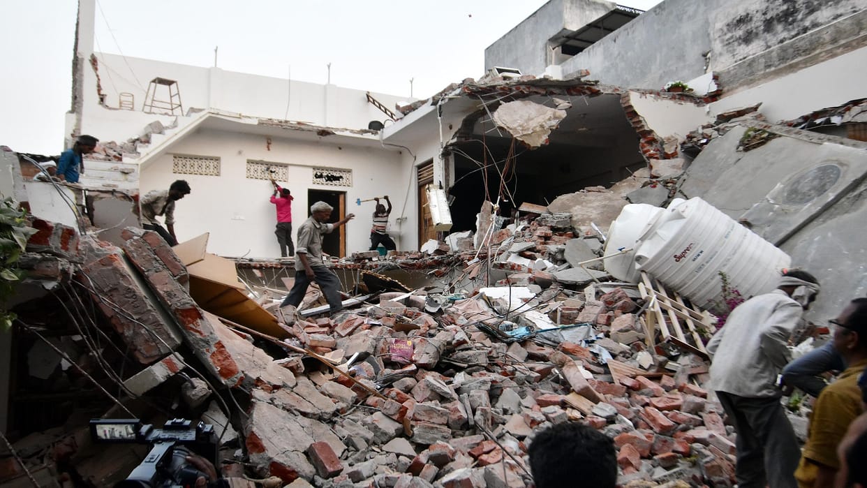 Umesh Pal Hatyakand- Bulldozer roared at the house of Mafia Atiq close