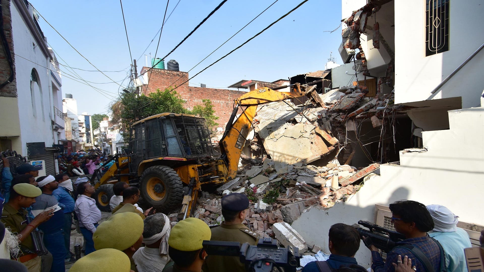 Umesh Pal Hatyakand- Bulldozer roared at the house of Mafia Atiq close