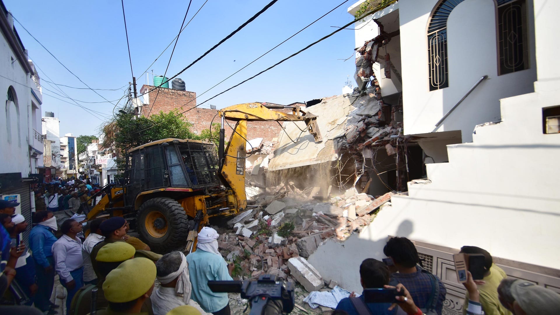Umesh Pal Hatyakand- Bulldozer roared at the house of Mafia Atiq close