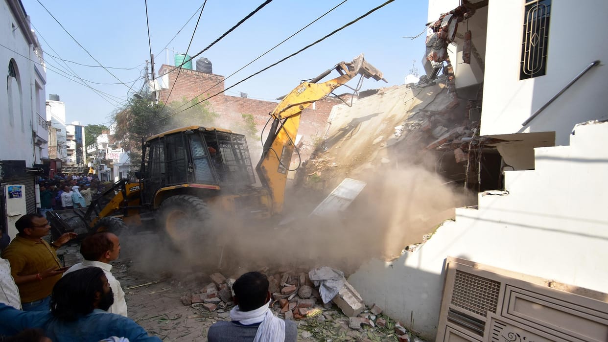 Umesh Pal Hatyakand,  Screws on Mafia Ateeq Ahmed close friends, bulldozer runs at Mohammad Habibs house