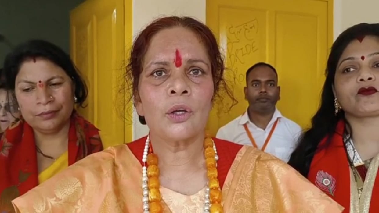 Sadhvi Prachi says that instead of make-up, daughters should keep knives in their purses In Bareilly