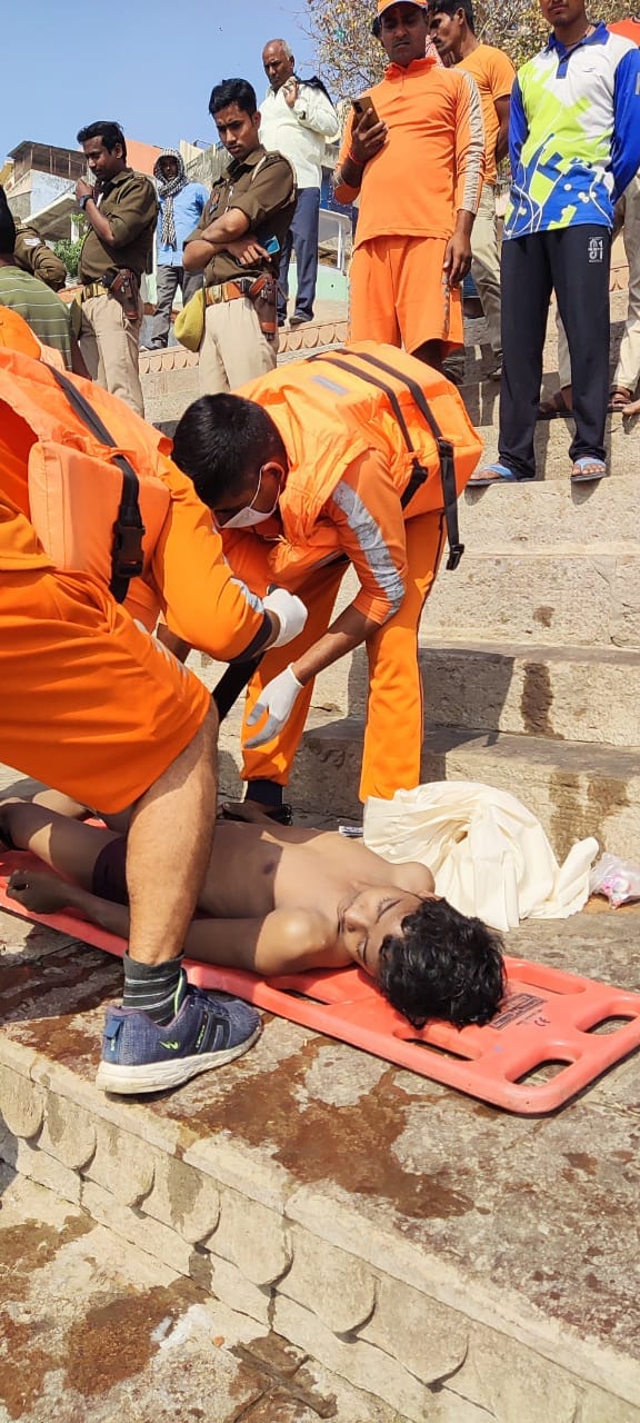 A young man died due to drowning while taking a bath at Trilochan Ghat, the body was found after two hours