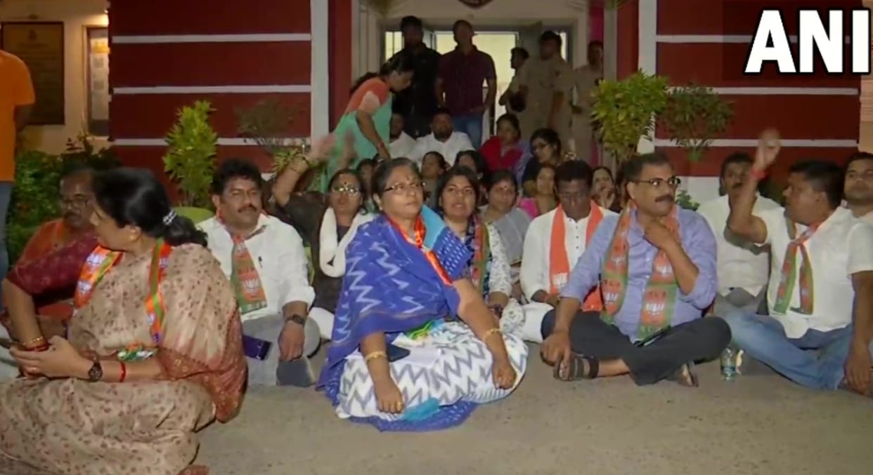 BJYM organises night long protest in Odisha over cadre illegal detention