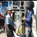 पेट्रोल पंप पर काम करती महिला कर्मी