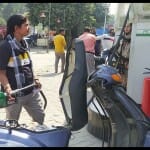 पेट्रोल पंप पर कार्य करतीं धर्मेश गोस्वामी