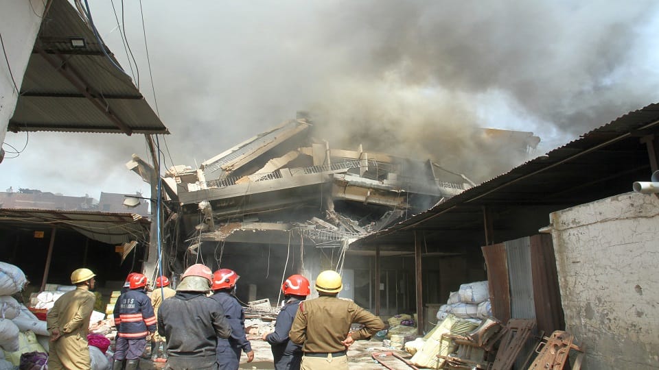 Delhi : Three-storey building collapsed as the fire broke out