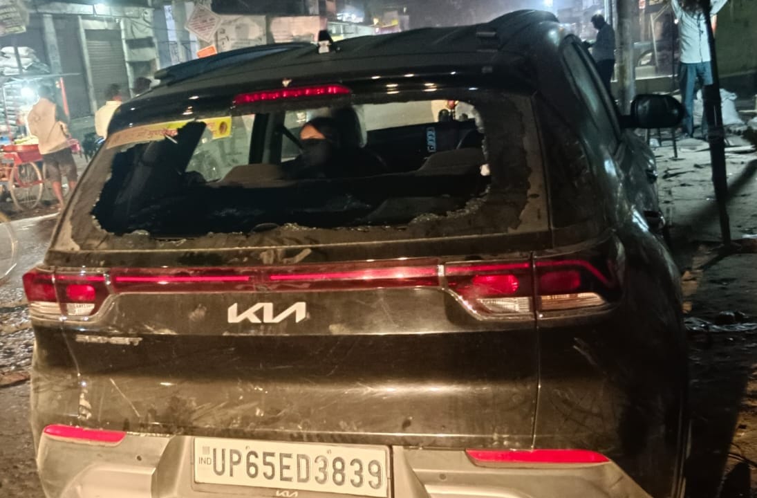 Stones pelted on the car of District President of Samajwadi Mahila Morcha