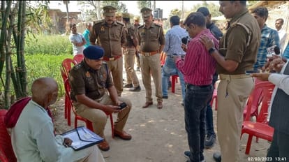 आजमगढ़ के बिसईपुर गांव पहुंचे एसपी अनुराग आर्य