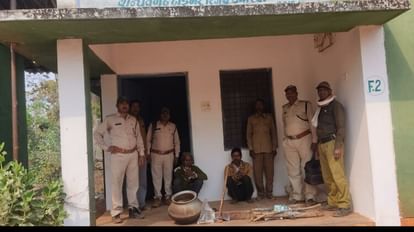 Bandhavgarh Tiger Reserve: चीतल का शिकार करने वाले दो गिरफ्तार, कार्रवाई के डर से खेत में छिपा दिया था मांस चीतल का शिकार करने वाले दो लोगों को गिरफ्तार किया गया है।