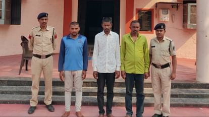 पुलिस गिरफ्त में आरोपी।