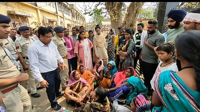 Balod: जयस्तंभ चौक से सब्जी विक्रेताओं को हटाने पर हंगामा, सड़क जाम कर की नारेबाजी, बोले- नहीं जाएंगे बाहर नगरपालिका कार्यालय में जमीन पर बैठ गए सब्जी व्यापारी।