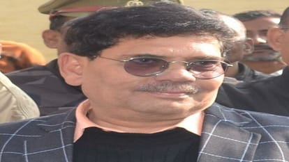 Hathras News: मांगा था स्पष्टीकरण, डिप्टी कलेक्टर ने उसी पत्र पर लिख दिया- मैं अपना इस्तीफा देता हूं डिप्टी कलेक्टर मनोज कुमार सिंह