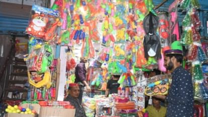 Holi 2023: होली के बाजार में भी दौड़ रहा 'बाबा का बुलडोजर', बाजार पर चढ़ा सियासत का रंग होली के लिए घंटाघर में बुलडोजर वाला पिचकारी खरीदते।