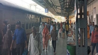हाथरस सिटी स्टेशन पर यात्रियों की लगी भीड़